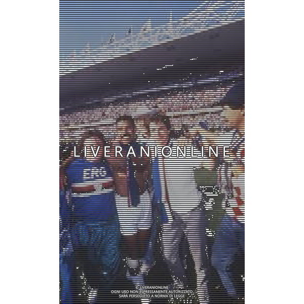 RETROSPETTIVA TONINHO CEREZO CALCIATORE NELLA FOTO TONINHO CEREZO CON LA MAGLIA DELLA SAMPDORIA CALCIO VINCE LO SCUDETTO AG ALDO LIVERANI SAS