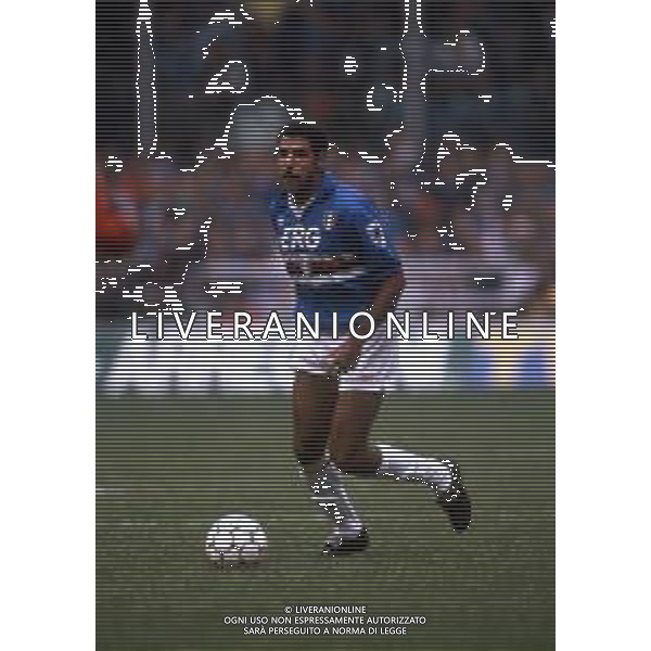 RETROSPETTIVA TONINHO CEREZO CALCIATORE NELLA FOTO TONINHO CEREZO CON LA MAGLIA DELLA SAMPDORIA CALCIO AG ALDO LIVERANI SAS