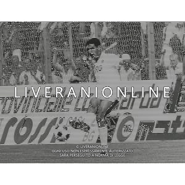 RETROSPETTIVA TONINHO CEREZO CALCIATORE NELLA FOTO TONINHO CEREZO CON LA MAGLIA DELLA SAMPDORIA CALCIO AG ALDO LIVERANI SAS
