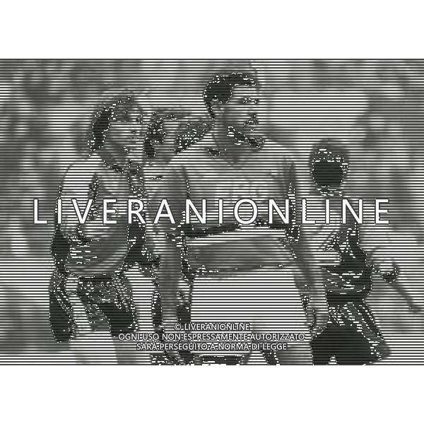 RETROSPETTIVA TONINHO CEREZO CALCIATORE NELLA FOTO TONINHO CEREZO CON LA MAGLIA DELLA SAMPDORIA CALCIO E GIANLUCA SIGNORINI AG ALDO LIVERANI SAS