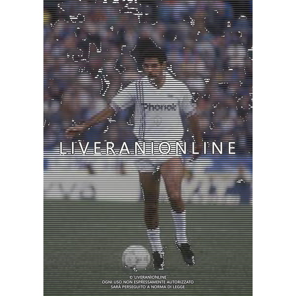 RETROSPETTIVA TONINHO CEREZO CALCIATORE NELLA FOTO TONINHO CEREZO CON LA MAGLIA DELLA SAMPDORIA AG ALDO LIVERANI SAS