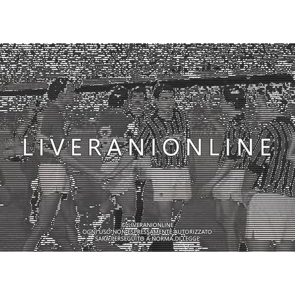 03-07-1985 GENOVA FINALE DI COPPA ITALIA SAMPDORIA MILAN 2-1 NELLA FOTO FINE GARA SALUTI TRAI GIOCATORI AG ALDO LIVERANI SAS