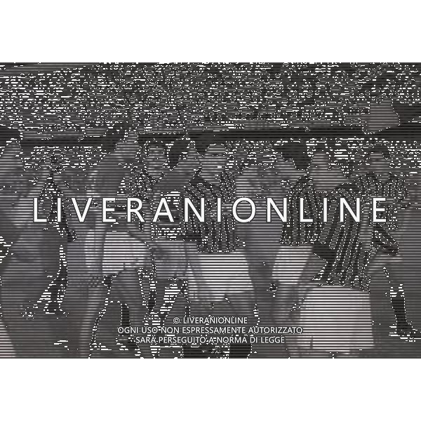 03-07-1985 GENOVA FINALE DI COPPA ITALIA SAMPDORIA MILAN 2-1 NELLA FOTO FINE GARA SALUTI TRAI GIOCATORI AG ALDO LIVERANI SAS