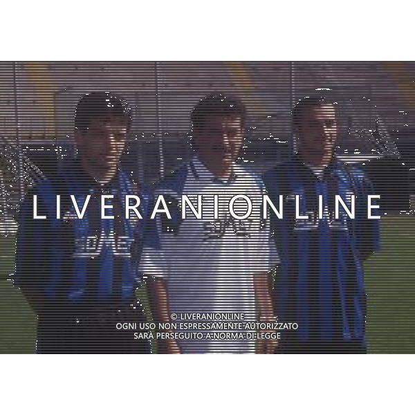 RETROSPETTIVA JOSE HERRERA CALCIATORE NELLA FOTO JOSE HERRERA CON LAMAGLIA DELL\'ATALANTA CALCIO CON EMILIANO MONDONICO E PAOLO MONTERO AG ALDO LIVERANI SAS