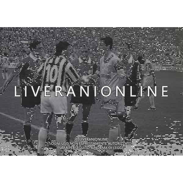 17-05-1995 MILANO FINALE DI COPPA UEFA JUVENTUS PARMA 1-1 NELLA FOTO ROBERTO BAGGIO E LORENZO MINOTII SCAMBIO GAGLIARDETTI AG ALDO LIVERANI SAS