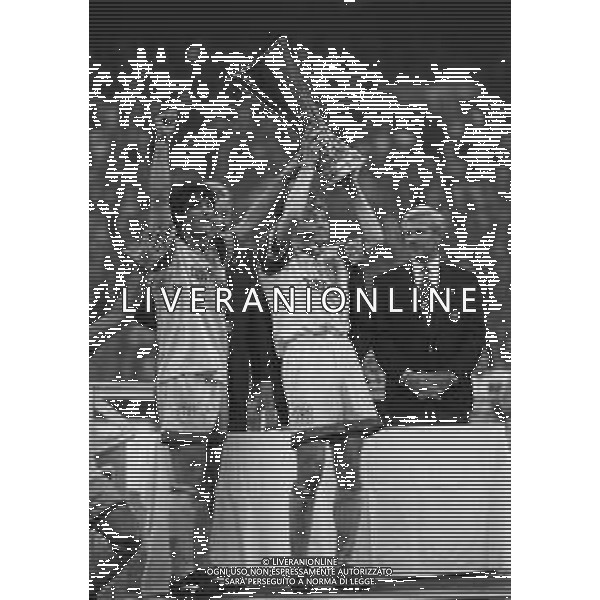 17-05-1995 MILANO FINALE DI COPPA UEFA JUVENTUS PARMA 1-1 NELLA FOTO LORENZO MINOTTI CON LA COPPA UEFA E FERNANDO COUTO AG ALDO LIVERANI SAS