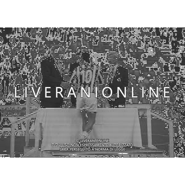 17-05-1995 MILANO FINALE DI COPPA UEFA JUVENTUS PARMA 1-1 NELLA FOTO LENNART JOHANSSON PREMIA IL CAPITANO DELLA JUVENTUS ROBERTO BAGGIO AG ALDO LIVERANI SAS