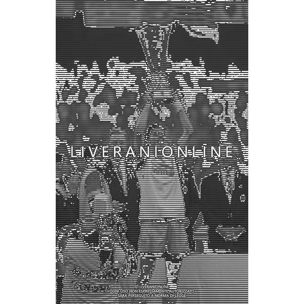 17-05-1995 MILANO FINALE DI COPPA UEFA JUVENTUS PARMA 1-1 NELLA FOTO DINO BAGGIO CON LA COPPA UEFA AG ALDO LIVERANI SAS