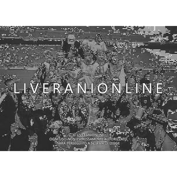 17-05-1995 MILANO FINALE DI COPPA UEFA JUVENTUS PARMA 1-1 NELLA FOTO I GIOCATORI DEL PARMA FESTEGGIANO A FINE GARA CON LA COPPA UEFA AG ALDO LIVERANI SAS