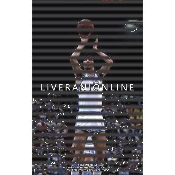 RETROSPETTIVA RENATO VILLALTA BASKET NELLA FOYOT RENATO VILLALTA CON LA MAGLIA DELLA NAZIONALE ITALIANA ALLE OLIMPIADI DI MOSCA 1980 AG ALDO LIVERANI SAS