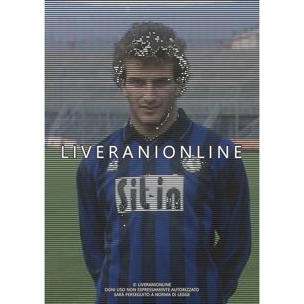 RETROSPETTIVA TIZIANO DE PATRE CALCIATORE NELLA FOTO TIZIANO DE PATRE CON LA MAGLIA DELL\'ATALANTA CALCIO AG ALDO LIVERANI SAS