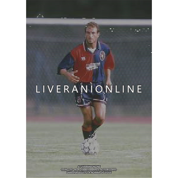 RETROSPETTIVA TIZIANO DE PATRE CALCIATORE NELLA FOTO TIZIANO DE PATRE CON LA MAGLIA DEL CAGLIARI CALCIO AG ALDO LIVERANI SAS