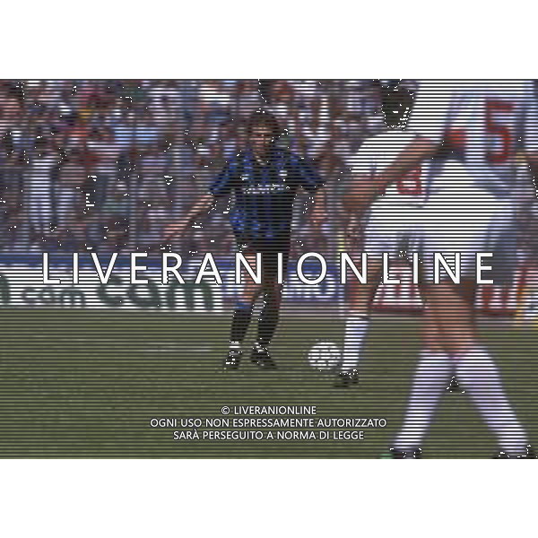 RETROSPETTIVA TIZIANO DE PATRE CALCIATORE NELLA FOTO TIZIANO DE PATRE CON LA MAGLIA DELL\'ATALANTA CALCIO AG ALDO LIVERANI SAS
