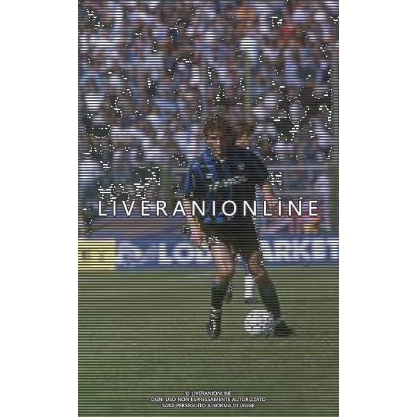 RETROSPETTIVA TIZIANO DE PATRE CALCIATORE NELLA FOTO TIZIANO DE PATRE CON LA MAGLIA DELL\'ATALANTA CALCIO AG ALDO LIVERANI SAS