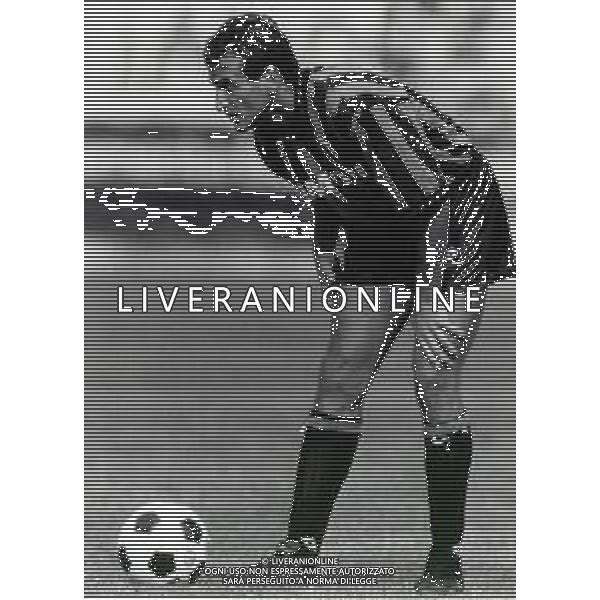 RETROSPETTIVA TIZIANO DE PATRE CALCIATORE NELLA FOTO TIZIANO DE PATRE CON LA MAGLIA DELL\'ATALANTA CALCIO AG ALDO LIVERANI SAS