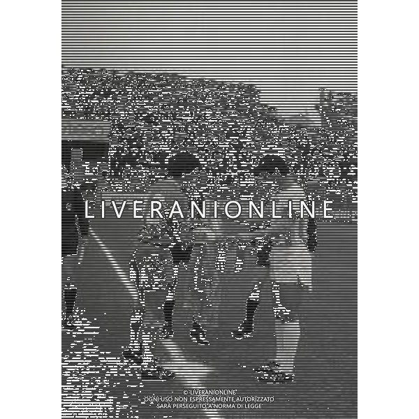 26-02-1984 COMO -CAMPIONATO DI CALCIO SERIE B COMO PESCARA 0-0 NELLA FOTO I DUE CAPITANI SI SCAMBIANO I GAGLIARDETTI AG ALDO LIVERANI SAS