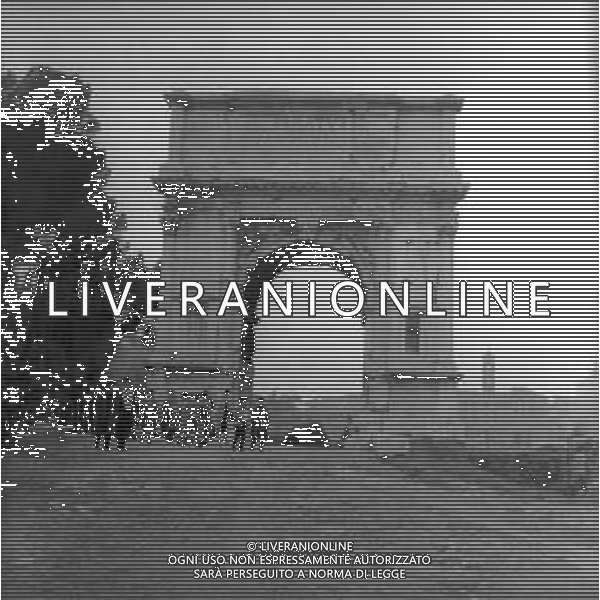 RETROSPETTIVA 1950 - VEDUTE DELLA CITTA\' DI ROMA Nella foto L\'Arco di Tito - Antica Roma · Fori · Parco archeologico · Domus Aurea ©Archivio Giovanni Liverani / AGENZIA ALDO LIVERANI SAS