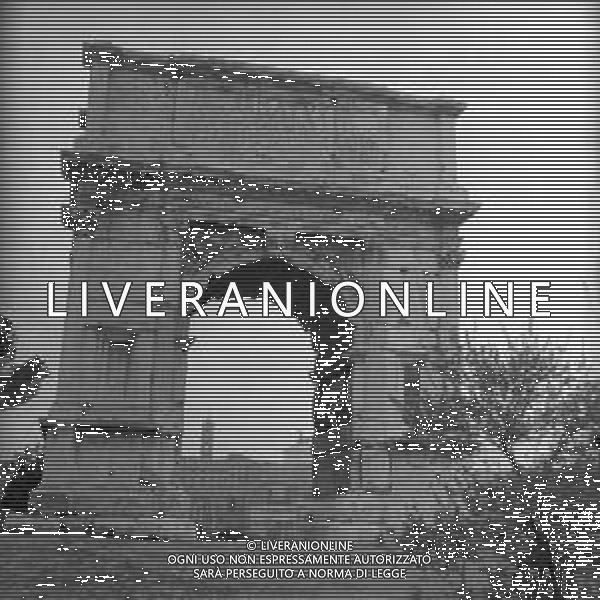 RETROSPETTIVA 1950 - VEDUTE DELLA CITTA\' DI ROMA Nella foto L\'Arco di Tito - Antica Roma · Fori · Parco archeologico · Domus Aurea ©Archivio Giovanni Liverani / AGENZIA ALDO LIVERANI SAS