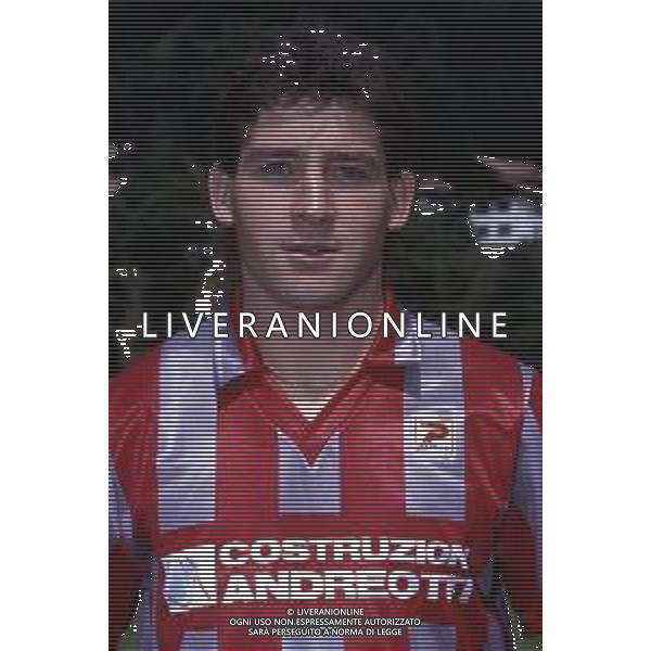 RETROSPETTIVA GUSTAVO DEZOTTI CALCIATORE NELLA FOTO GUSTAVO DEZOTTI CON LA MAGLIA DELLA CREMONESE CALCIO AG ALDO LIVERANI SAS