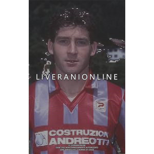 RETROSPETTIVA GUSTAVO DEZOTTI CALCIATORE NELLA FOTO GUSTAVO DEZOTTI CON LA MAGLIA DELLA CREMONESE CALCIO AG ALDO LIVERANI SAS