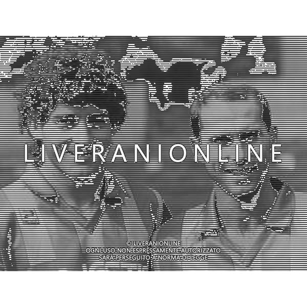 RETROSPETTIVA GUSTAVO DEZOTTI CALCIATORE NELLA FOTO GUSTAVO DEZOTTI CON LA MAGLIA DELLA CREMONESE CALCIO CON FULVIO BONOMI AG ALDO LIVERANI SAS