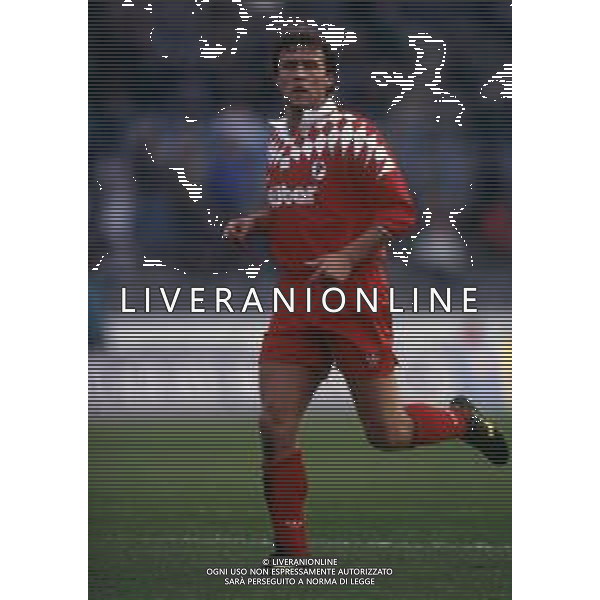 RETROSPETTINA GIAN PAOLO MANIGHETTI CALCIATORE NELLA FOTO GIAN PAOLO MANIGHETTI CON LA MAGLIA DEL BARI CALCIO AG ALDO LIVERANI SAS