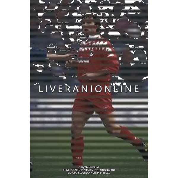 RETROSPETTINA GIAN PAOLO MANIGHETTI CALCIATORE NELLA FOTO GIAN PAOLO MANIGHETTI CON LA MAGLIA DEL BARI CALCIO AG ALDO LIVERANI SAS