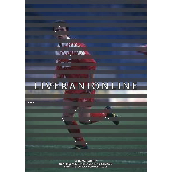 RETROSPETTINA GIAN PAOLO MANIGHETTI CALCIATORE NELLA FOTO GIAN PAOLO MANIGHETTI CON LA MAGLIA DEL BARI CALCIO AG ALDO LIVERANI SAS