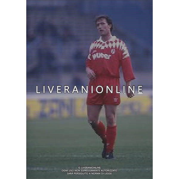 RETROSPETTINA GIAN PAOLO MANIGHETTI CALCIATORE NELLA FOTO GIAN PAOLO MANIGHETTI CON LA MAGLIA DEL BARI CALCIO AG ALDO LIVERANI SAS