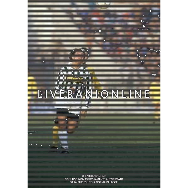 RETROSPETTIVA ANTONIO DE VITIS CALCIATORE NELLA FOTO ANTONIO DE VITIS CON LA MAGLIA DELL\'UDINESE CALCIO AG ALDO LIVERANI SAS