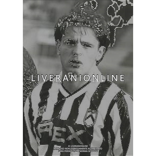 RETROSPETTIVA ANTONIO DE VITIS CALCIATORE NELLA FOTO ANTONIO DE VITIS CON LA MAGLIA DELL\'UDINESE CALCIO AG ALDO LIVERANI SAS