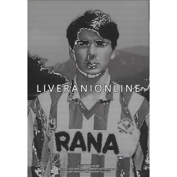 RETROSPETTIVA ALESSANDRO MANETTI CALCIATORE NELLA FOTO ALESSANDRO MANETTI CON LA MAGLIA DEL VERONA CALCIO NELL\'ANNO 1993-1994 AG ALDO LIVERANI SAS