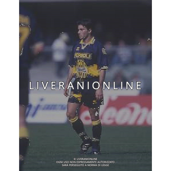 RETROSPETTIVA ALESSANDRO MANETTI CALCIATORE NELLA FOTO ALESSANDRO MANETTI CON LA MAGLIA DEL VERONA CALCIO NELL\'ANNO 1996-1997 AG ALDO LIVERANI SAS