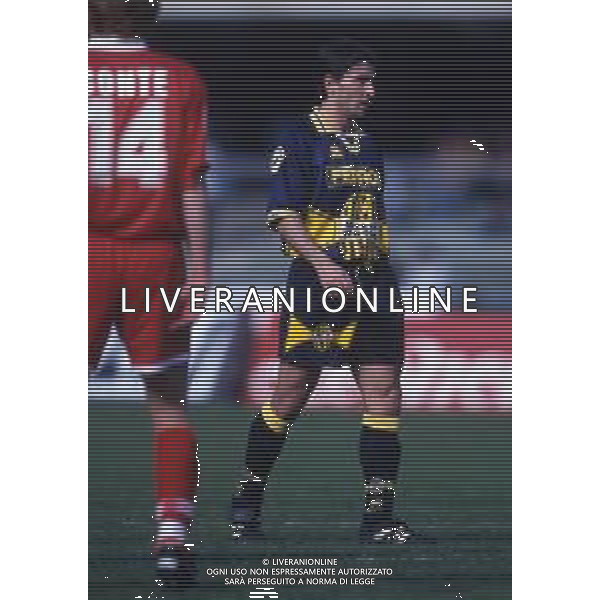 RETROSPETTIVA ALESSANDRO MANETTI CALCIATORE NELLA FOTO ALESSANDRO MANETTI CON LA MAGLIA DEL VERONA CALCIO NELL\'ANNO 1996-1997 AG ALDO LIVERANI SAS