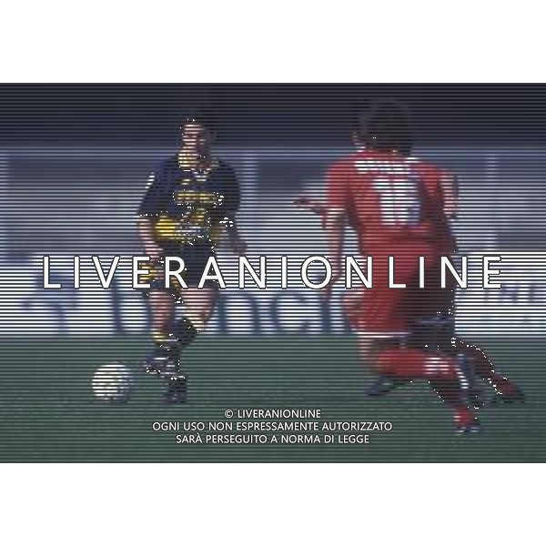 RETROSPETTIVA ALESSANDRO MANETTI CALCIATORE NELLA FOTO ALESSANDRO MANETTI CON LA MAGLIA DEL VERONA CALCIO NELL\'ANNO 1996-1997 AG ALDO LIVERANI SAS