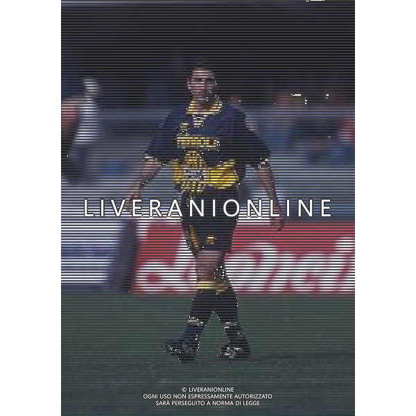 RETROSPETTIVA ALESSANDRO MANETTI CALCIATORE NELLA FOTO ALESSANDRO MANETTI CON LA MAGLIA DEL VERONA CALCIO NELL\'ANNO 1996-1997 AG ALDO LIVERANI SAS