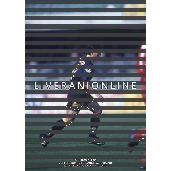 RETROSPETTIVA ALESSANDRO MANETTI CALCIATORE NELLA FOTO ALESSANDRO MANETTI CON LA MAGLIA DEL VERONA CALCIO NELL\'ANNO 1996-1997 AG ALDO LIVERANI SAS