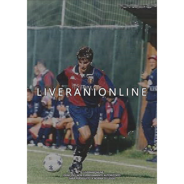 RETROSPETTIVA ALESSANDRO MANETTI CALCIATORE NELLA FOTO ALESSANDRO MANETTI CON LA MAGLIA DEL GENOA CALCIO NELL\'ANNO 1999-2000 AG ALDO LIVERANI SAS