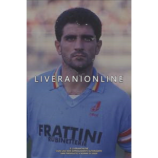 RETROSPETTIVA AGOSTINO IACOBELLI CALCIATORE NELLA FOTO AGOSTINO IACOBELLI CON LA MAGLIA DEL CATANZARO CALCIO AG ALDO LIVERANI SAS