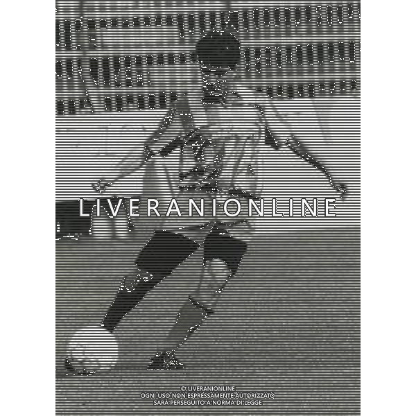 RETROSPETTIVA AGOSTINO IACOBELLI CALCIATORE NELLA FOTO AGOSTINO IACOBELLI CON LA MAGLIA DELLA CREMONESE CALCIO AG ALDO LIVERANI SAS