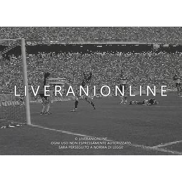 12-09-1982 MILANO CAMPIONATO DI CALCIO SERIE B MILAN SAMBENEDETTESE 2-2 NELLA FOTO DOPO GOAL VINICIO VERZA AG ALDO LIVERANI SAS