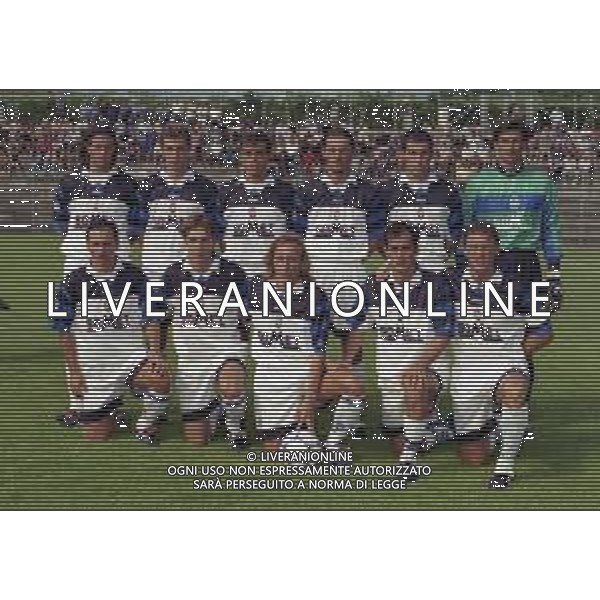 1999-2000 FORMAZIONE ATALANTA CALCIO NELLA FOTO LA FORMAZIONE ATALANTA CALCIO 1999 -2000 DA SIN IN PIEDI CRISTIANO DONI-ZENONI-SEBASTIANO SIVIGLIA-Ljubiša Dunđerski-LUCIANO ZAURI DAVIDE PINATO SED DA SIN FABIO GALLO-ZENONI-MARCO NAPPI-NICOLA CACCIA-MASSIMO CARRERA AG ALDO LIVERANI SAS