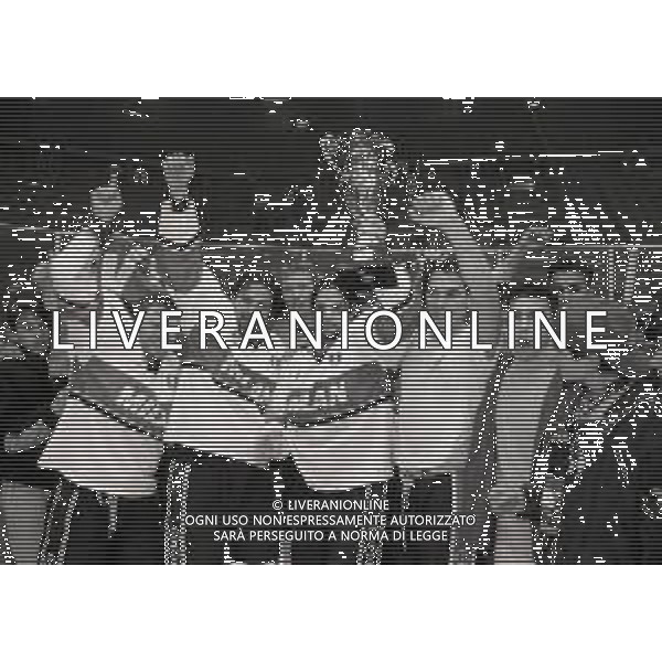 1994 MILANO FINALE SCUDETTO 5 GARA MILAN MEDIOLANUM BOLZANO NELLA FOTO FESTEGGIAMENTI PER LA VITTORIA DEL 3 SCUDETTO MILAN MEDIOLANUM HOCHEY AG ALDO LIVERANI SAS