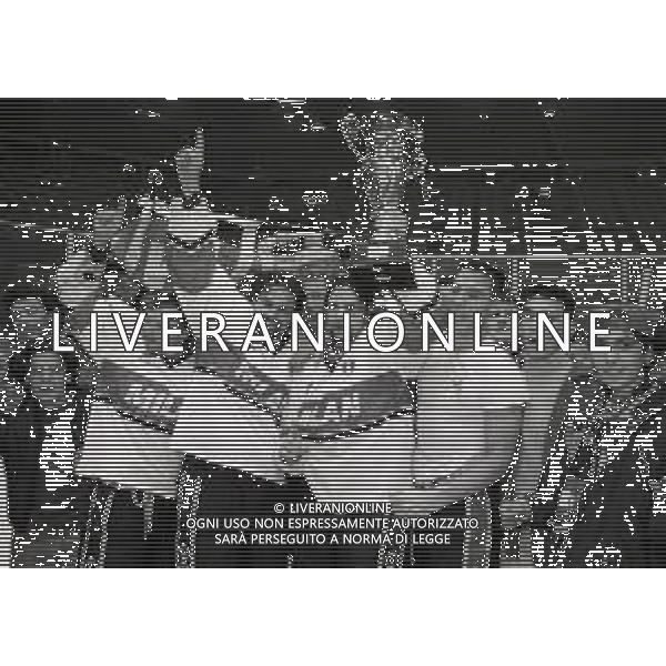 1994 MILANO FINALE SCUDETTO 5 GARA MILAN MEDIOLANUM BOLZANO NELLA FOTO FESTEGGIAMENTI PER LA VITTORIA DEL 3 SCUDETTO MILAN MEDIOLANUM HOCHEY AG ALDO LIVERANI SAS