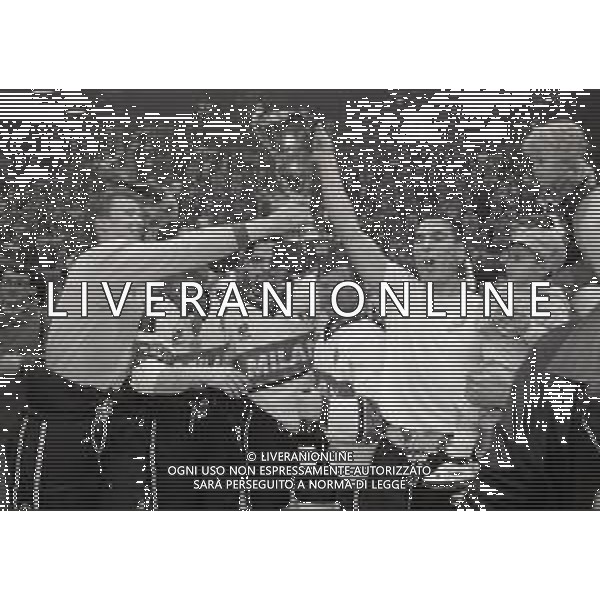1994 MILANO FINALE SCUDETTO 5 GARA MILAN MEDIOLANUM BOLZANO NELLA FOTO FESTEGGIAMENTI PER LA VITTORIA DEL 3 SCUDETTO MILAN MEDIOLANUM HOCHEY AG ALDO LIVERANI SAS