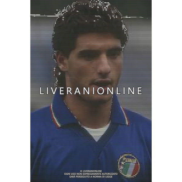 RETROSPETTIVA LORENZO AMORUSO CALCIATORE NELLA FOTO LORENZO AMORUSO CON LA MAGLIA DELLA NAZIONALE ITALIANA AG ALDO LIVERANI SAS