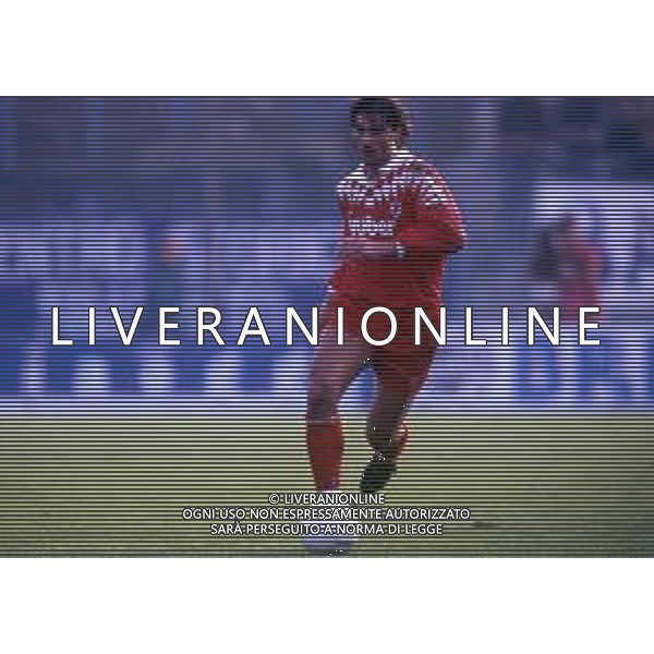 RETROSPETTIVA LORENZO AMORUSO CALCIATORE NELLA FOTO LORENZO AMORUSO CON LA MAGLIA DEL BARI CALCIO NELL\'ANNO 1994-1995 AG ALDO LIVERANI SAS