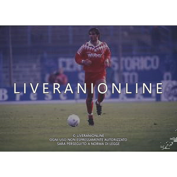 RETROSPETTIVA LORENZO AMORUSO CALCIATORE NELLA FOTO LORENZO AMORUSO CON LA MAGLIA DEL BARI CALCIO NELL\'ANNO 1994-1995 AG ALDO LIVERANI SAS