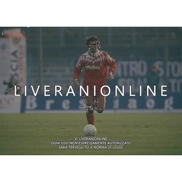 RETROSPETTIVA LORENZO AMORUSO CALCIATORE NELLA FOTO LORENZO AMORUSO CON LA MAGLIA DEL BARI CALCIO NELL\'ANNO 1994-1995 AG ALDO LIVERANI SAS