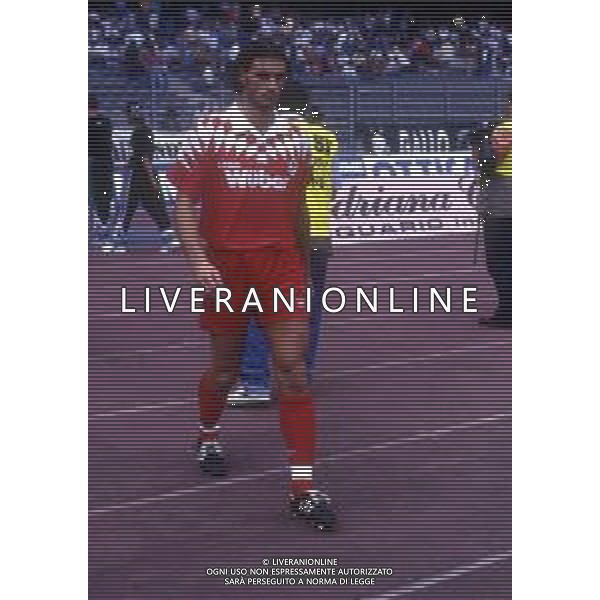 RETROSPETTIVA LORENZO AMORUSO CALCIATORE NELLA FOTO LORENZO AMORUSO CON LA MAGLIA DEL BARI CALCIO NELL\'ANNO 1994-1995 AG ALDO LIVERANI SAS